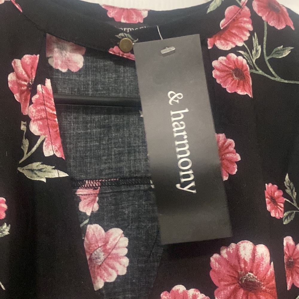 NWT Black Floral Flowy Tank with Keyhole V Neck - Picture 9 of 10